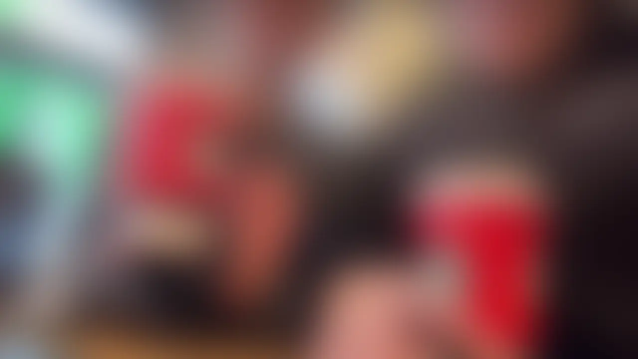 潮吹き娘がイケメン裏垢男子と淫乱密会したら生ハメ中だしされちゃった...
イケメン裏垢男子くんと密会したら、最初はイチャ甘だったのに段々とバチボコに犯されちゃう♡ (2/2)