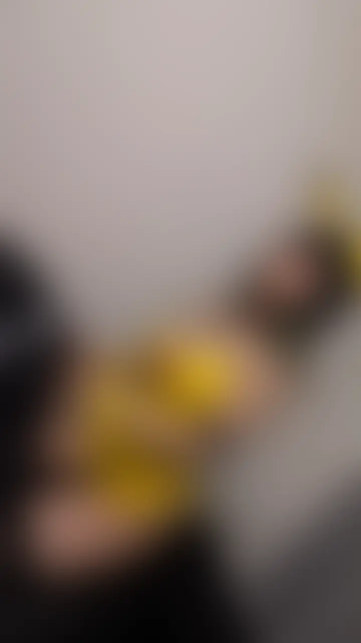 可愛いピカ〇ュウエナメルレオタードをピッチリ着込んだ女優あさひが、男優を徹底的にかわいがる!
まずは男優を四つん這いにさせ容赦なくお尻をパンパン叩きまくり、興奮でビンビンに勃起したチンポを激しく手コキ。レオタードの光沢が揺れるたびに、〇カチュウの可愛らしさとSっ気が融合した淫らな姿に目が離せません。
体制を変えてからは、あさひの蒸れたわきを男優の顔面に押し付けながら濃厚なわき臭と激臭のエナメルの匂いをたっぷり嗅がせつつ、容赦ない手コキで追い込み!
エナメルの冷たい感触と熱い息遣い、甘酸っぱいわきの匂いが混ざり合う極上のフェチプレイが炸裂します。
光沢エナメルレオタードの輝き、尻叩きのパチンという音、わきを嗅がされるとろけた顔、手コキの激しい動き…すべてを堪能できる本格フェチ特化作品。
エナメル好き、わきフェチ、手コキ好き、M男プレイ好き必見の1本です! (2/2)