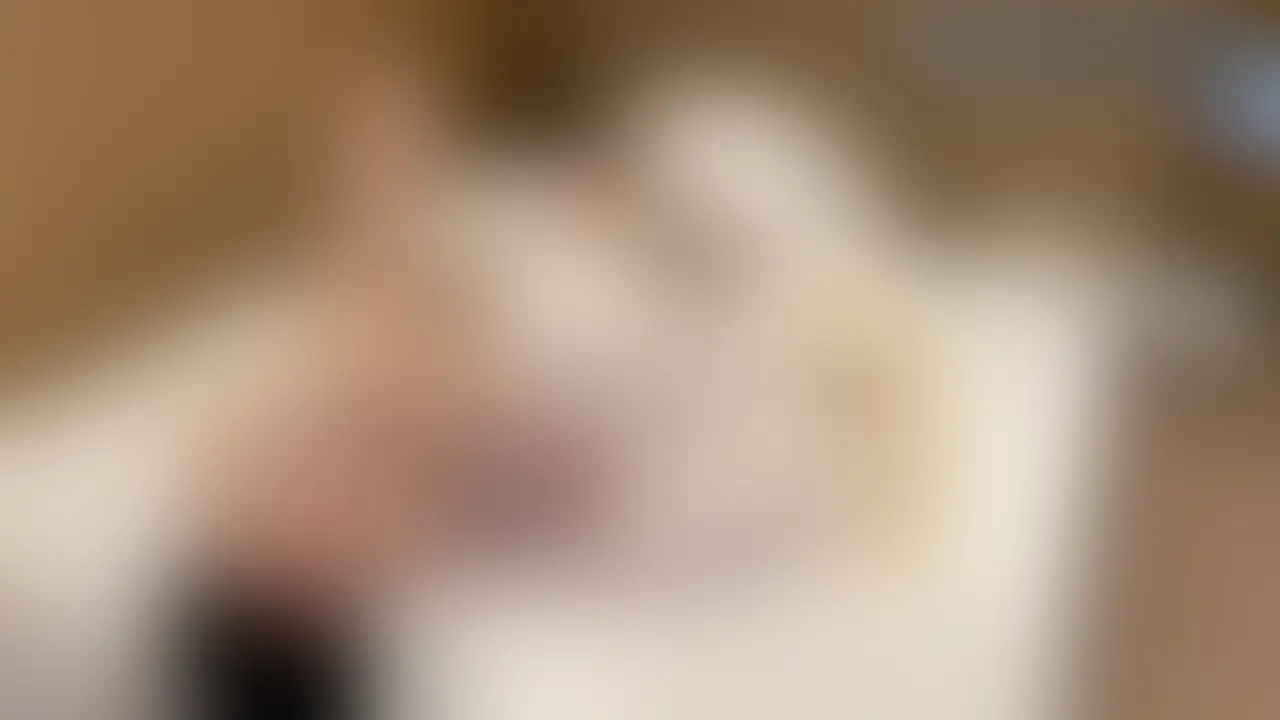 篠○麻○子系美女ことまりこちゃんとの2回目の逢瀬です。
まりこちゃん初登場回はこちら
https://myfans.jp/posts/e136797f-f704-4d72-8be6-d9ef90a70d7f
この動画は、喧嘩直後の不機嫌SEXを見せてくれたその後──ベッドの上で、ゆるく語り合うピロートーク部分だけを切り出しました。
終始ツンツン、塩対応。
こちらの問いかけにも、ちょっと気だるげに答えていきます。
飲食店で接客業をしているまりこちゃん。
そんな中、人とどう距離を取っているのか。
どうやって“やばい人”を見抜いているのか。
そして、実は調理師免許を持っていたり、苦労して学校を卒業していたり──
一見ツンとして見える彼女の中に、努力や繊細さが垣間見えます。
「関わりすぎない優しさ」とか「信用のラインの引き方」みたいな、
ちょっと哲学的な“人との向き合い方”も感じられる回です。
媚びない。取り繕わない。
それでも、ちゃんと心の奥で人を見ている。
そんなまりこちゃんの“リアルな素”を、ぜひ覗いてみてください。
運転中や家事中など、耳が暇なときラジオ感覚で聴くことをおすすめします。 (2/2)