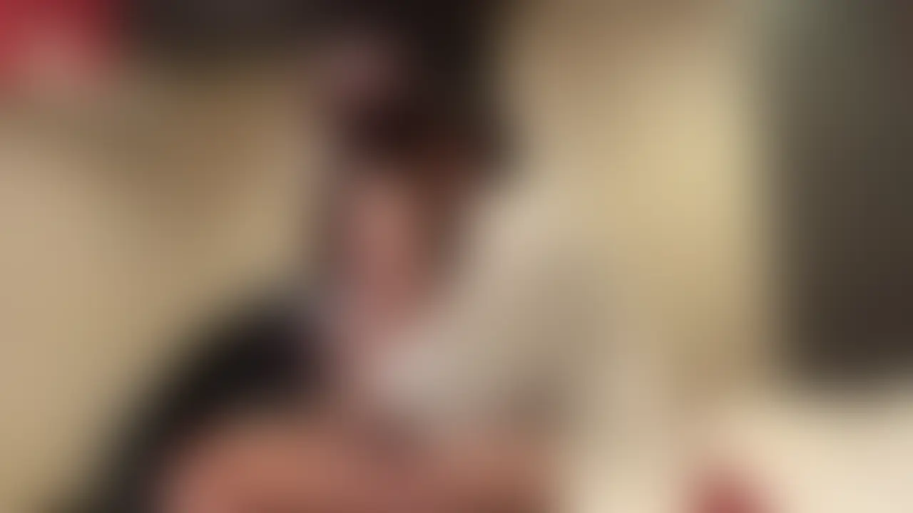 【巨乳人妻に牛🐮のコスプレさせてデカパイをいじくり回してたら反撃されて膣でミルクを搾り取られました】
別角度Ver.
巨乳な人妻ミカさんに今回は牛のコスプレをしてもらいました。
やはり巨乳故に似合いすぎます。
牛よりでかい乳揺らしてるの本当にエロすぎる。
そんなデカパイを好き放題こねくり回してしっかり授乳させてもらいます。
お乳で遊んでたら交尾したくなったらしくちんこ必死にフェラしてあそこを大きくしてくれました。
極上のフェラはいつされても気持ちいです。
大きくなったので挿入されたのですがいっぱい乳を揉んで興奮されたからかまんこトロトロで気持ちよすぎました。
そんなまんこでひたすら腟コキされ続けてたらフェラからのダブルパンチということもあり恥ずかしながらすぐにイッてしまって…
これで終わるのも不服なのでこの後牛コスの2回戦目をしました。
これは次回23日(金)に公開予定です。
しっかりをメス牛を突いて中に射精したのでまた観に来てください! (2/2)