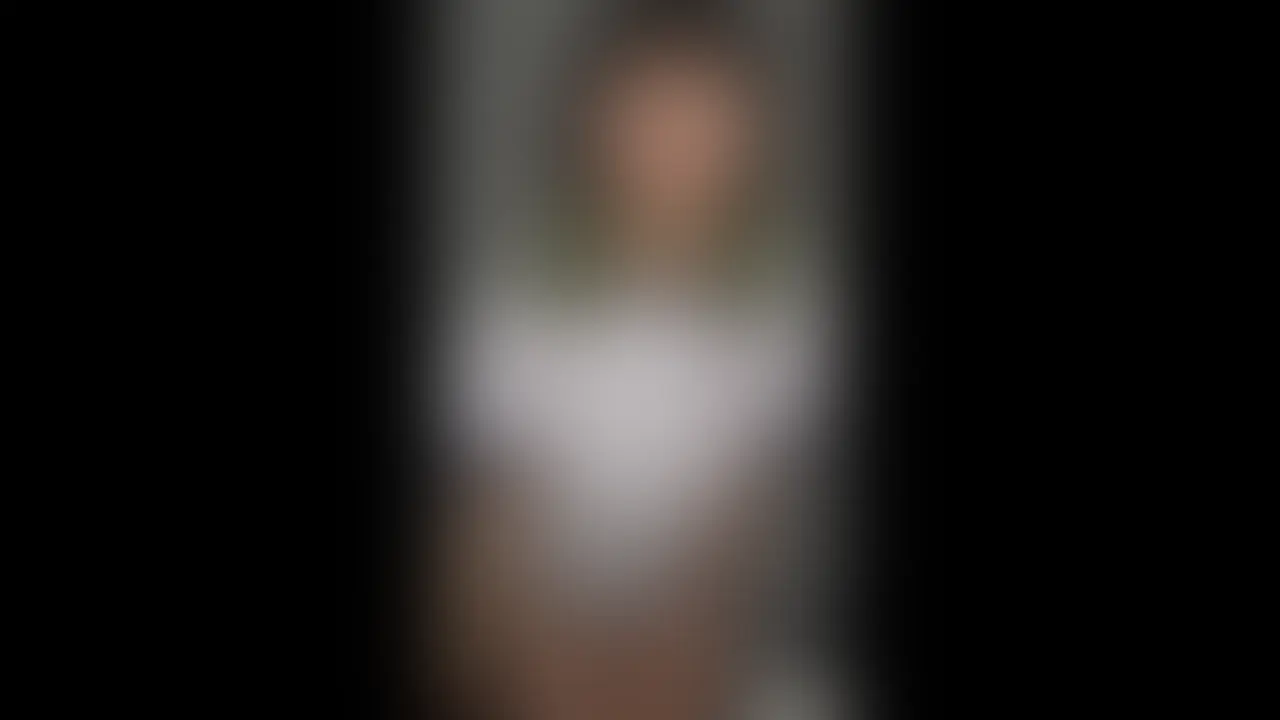 体操服に本格的なMI〇UNOブルマをぴっちり着込んだ美女あさひ。

鍛え抜かれたバキバキの腹筋がたまらない彼女が、今日は特別な責めを受ける。

立ったままの体勢で強力電マをクリに押し当てられ、鋼のような腹筋を激しく震わせながら痙攣イキ！

腰がガクガク崩れ落ちそうになるのに必死に立たされ、目の前のチンポを握らされるも、快楽で手が震えてまともに握れず…。悶えるあさひの姿が最高にエロい。

その後、濃厚フェラでチンポを丁寧にしゃぶり尽くし正常位へ。脚本にないのに頭が快楽でふわふわして
「中に出して…！ 一番奥にいっぱいください…！」と甘えた声で中出しを懇願する姿に興奮必至！

ブルマと体操服の衣装プレイ、立ったままの電マイキ、腹筋痙攣、手コキ失敗、フェラ、中出し懇願までたっぷり収録した一作。

あさひの引き締まったボディが快楽で崩壊する様子をぜひご覧ください。 (2/2)