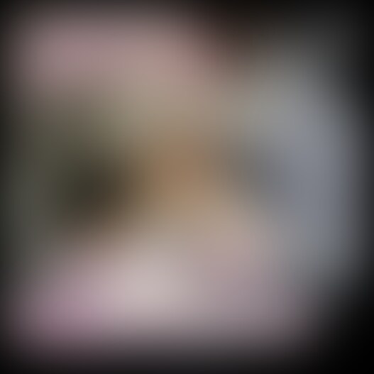 35【フル50分】テレワーク中のハプニング///宅配お○○○さんにセックス目撃されちゃって興奮のあまりオフィスで中出し
35作目の作品公開です!!!
もう・・・・エッチなハプニングが多発しすぎて大興奮///
このシチュエーション癖になりそうです///
編集しながらも思い出して何度オ◯ニーいたしてしまったことか。。。
【本編内容】
この日は二人ともテレワークだったので
あるオフィスで仕事する合間に
彼氏に動画編集の仕方も教えたりしていたんです。。。
とはいえ仕事中なので
彼氏の携帯にクライアントさんからの着信が・・・
慌てて電話に出て外で話し始める彼氏。。。
ちょっとイタズラでもしちゃおうかな…
なんて私も外にいる彼氏にこっそりと近付き・・・
下半身をいじくり回してたくさんイタズラしてしまいます///
もう・・・興奮がとまらなくなっちゃって
オ◯ニーまで始めてしまいますが
電話が終わった彼氏に「勘弁してよ!」と怒られてしまいます。。。
気を取り直して仕事に戻りますが
そろそろランチタイム。。
いつもの某フードデリバリーで注文しますが
このあととんでもないハプニングが・・・!?
続きは本編でお楽しみください♡ (2/2)