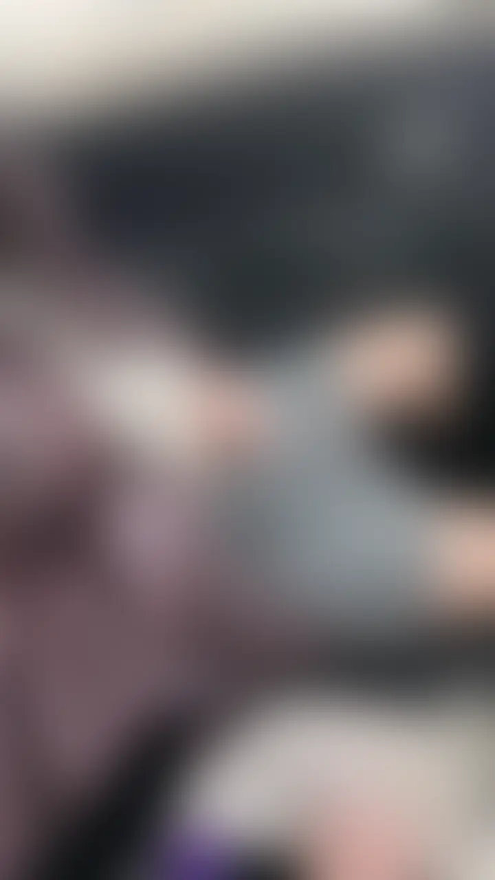 【前回の生保レディーちゃんと3Pする前の2回目の密会編】
支店トップ営業の生保レディーまゆ(31)とツノの2度目の逢瀬。
0:00〜16分頃|リモバイお散歩
まずはコンビニのトイレで“吸う機能付きのリモコンバイブ”を挿入してもらう。
少し動かしただけで腰がピクッとなって顔が赤くなる彼女。
そのままドラストに寄ってゴムを購入。店内でポチポチとリモコンを押す。歩き方がすでに怪しい。
次はアダルトショップへ。ツノが離れて様子を観察すると、棚の陰でこっそり悶えていてた。あれは本物の反応。
16分〜41分頃|ソファーシーン
ホテルに入り、まずはリモバイを自分の手で引き抜かせて愛液の確認。
そこからクンニしながらの手マン→フェラ→そのままソファーで『生で』正常位→騎乗位。
その最中、アナルを優しく撫でると「えっ…そこダメだよ…」と反応してきた。意外と嫌いじゃなさそう。
41分頃〜43分頃|ベッドでの挿入
まゆちゃんは何度もイっていたが自分も限界へ。「外に出してください」の言葉を引き出し、お腹の上に大量射精。
44分頃〜終わり|コスプレで2回戦
ホテルのブルマコスを注文して着替えさせ、再びベッドへ。
電マを当てながらブルマを横にずらし正常位、そこから下だけ脱がしバックへ。 (2/2)