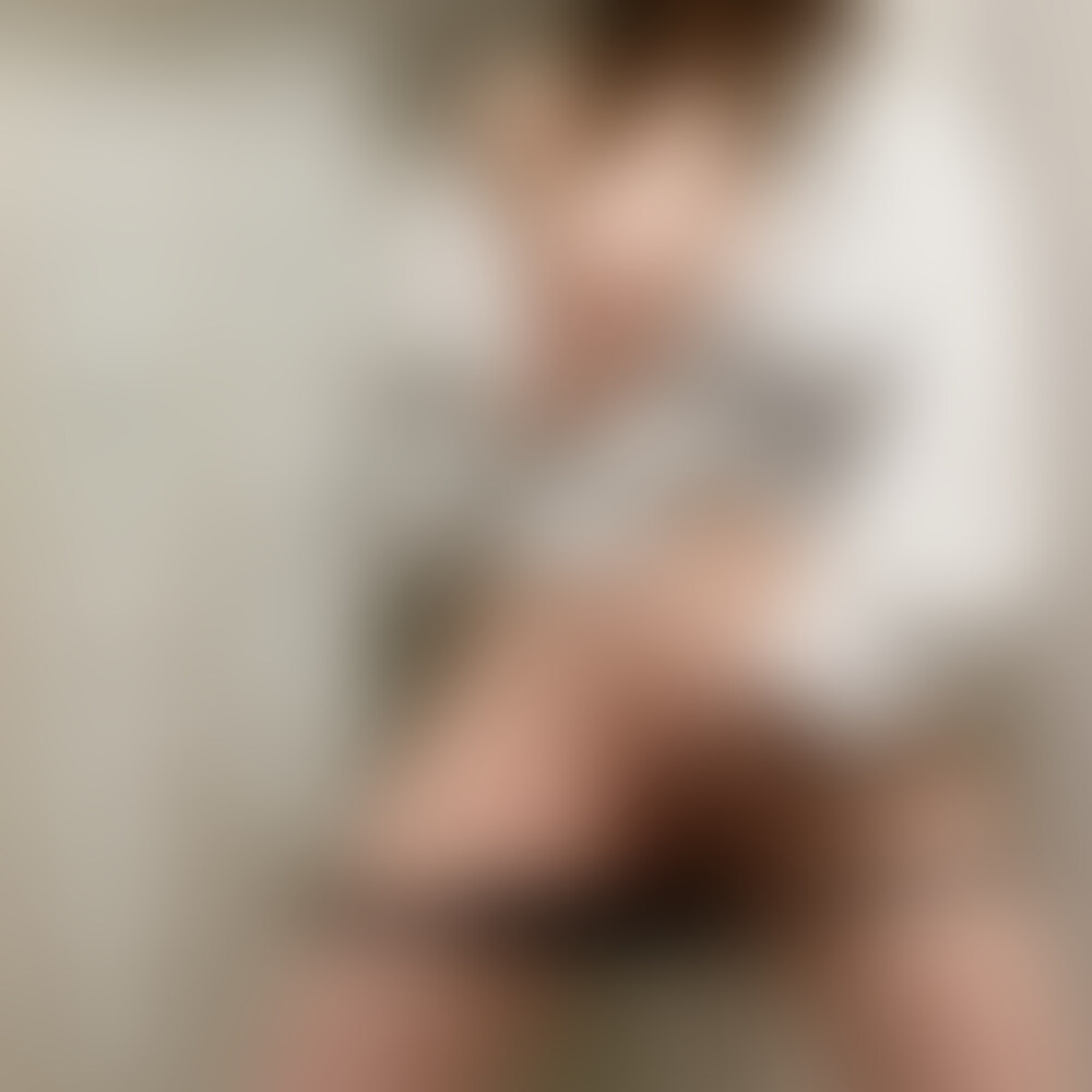 玄関の前で声を我慢しながらしてみたら、、、、、

【動画時間】10:41

今回はちょっと刺激を求めて
玄関の前でオナニーしちゃいました🤭

おもちゃだと音が大きいかなって思って
指でしたんですけどそれでもぴちゃぴちゃ音がやばくて
すごいドキドキしながらしてたら
余計興奮してきちゃって声が我慢出来てなかったです💦

すごい気持ちよかったから
またしちゃう気がする、、、、、、、 (2/2)
