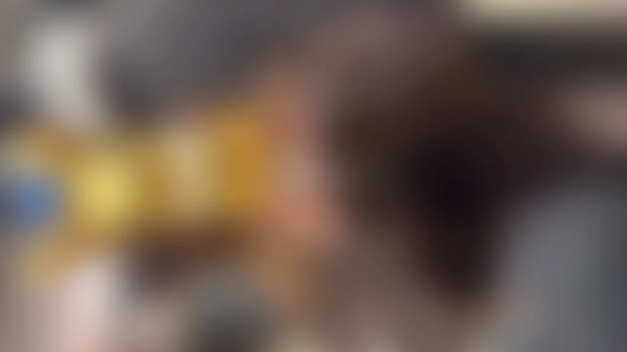 青学ガールと原宿デートのあと。
学校終わりに待ち合わせして、原宿をぶらぶら歩きながらカフェ入ったり、ちょっとご飯食べたりして。
青学の子ってやっぱり雰囲気おしゃれだなって思いながら、気づいたらもう夜。
「そろそろ帰ります?」って聞いたら、少し考えてから
「もうちょっと一緒にいてもいいですか?」って。
原宿の駅前は人も多くてガヤガヤしてたけど、少し歩いて落ち着いた道に出ると、なんとなく二人の距離も近くなっていく感じで。
他愛もない話をしながら歩いてるだけなのに、不思議と時間があっという間に過ぎていく。
「家ってこの辺なんですか?」って聞かれて、
「うん、歩いてすぐだよ」って答えたら、
「じゃあ…少しだけ寄ってもいいですか?」って、ちょっと照れた感じで言われた。
そんな流れで、そのまま一緒に家へ。 (2/2)
