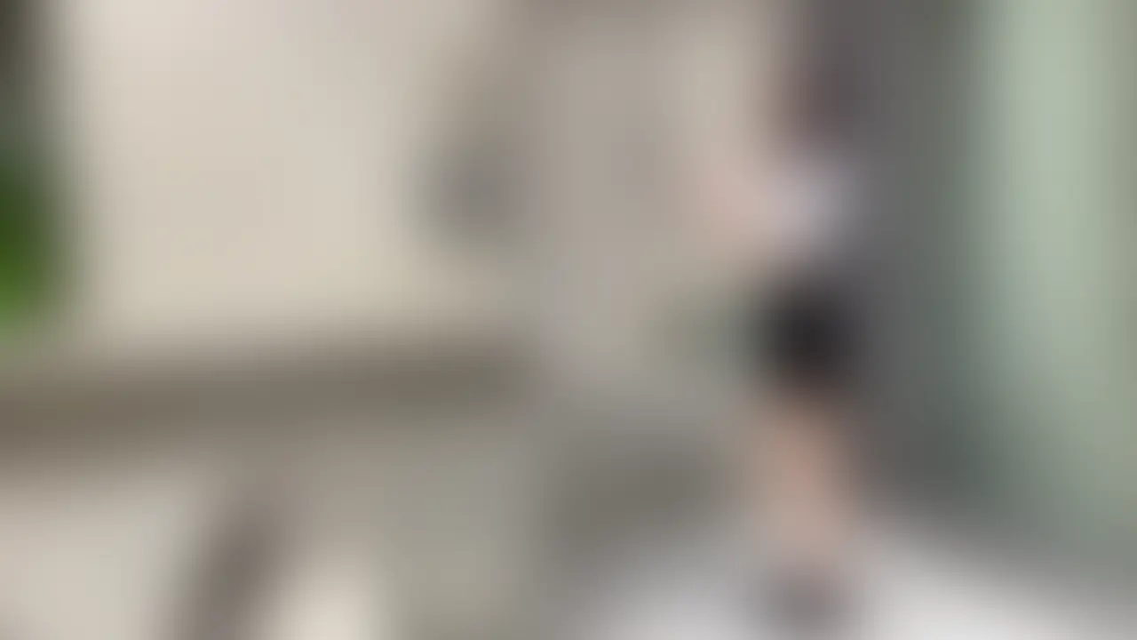 160㎝細身で美乳なFカップという奇跡体型の真面目ちゃん(24)が初めてのハメ撮りに挑戦!今ドキの子にしては珍しく初体験まさかの22歳という驚愕の事実!?これまで付き合った人数4人でセックスは3回だけ。浮気経験をゼロという奇跡の清楚美人さんでした!最近カレシさんの都合で別れる事に。。その元彼さんの影響とオナニーでは満足にイケないというお悩みもあって今回応募してくれました。
ビギナー向けでは無いやすけのバチボコセックスに初の潮吹き&中出しされて尚終わらない追い打ちピストン。
彼女は無事帰れるでしょうか。。 (2/2)