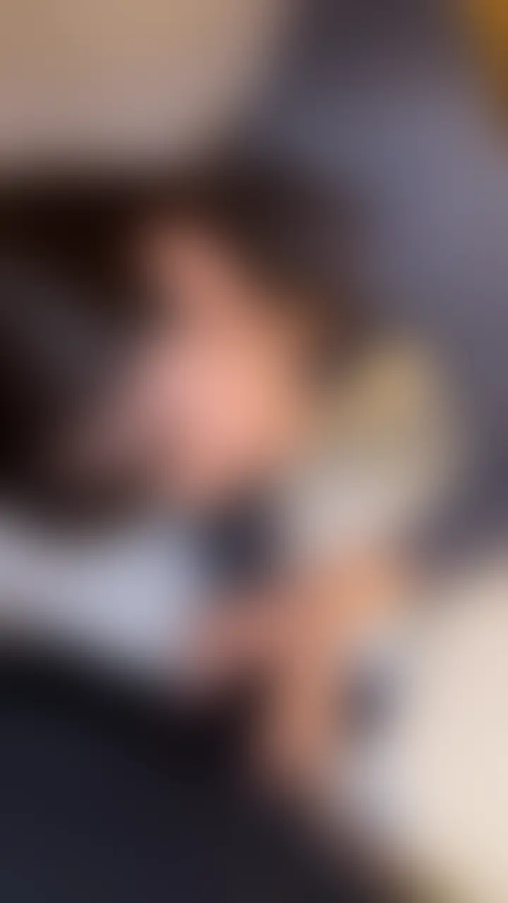 欲求不満な人妻セフレは旦那の留守中に僕を自宅に誘い込むと、性欲が溜まっていたのか、さっそく僕のパンツを下げてチンポを咥えこんで激しくピストンしてくれました。何度もイキそうになるの耐え抜きました。
前回投稿でローアングルのエロいフェラもアップしてありますので、よろしかったら合わせてご覧ください。 (2/2)