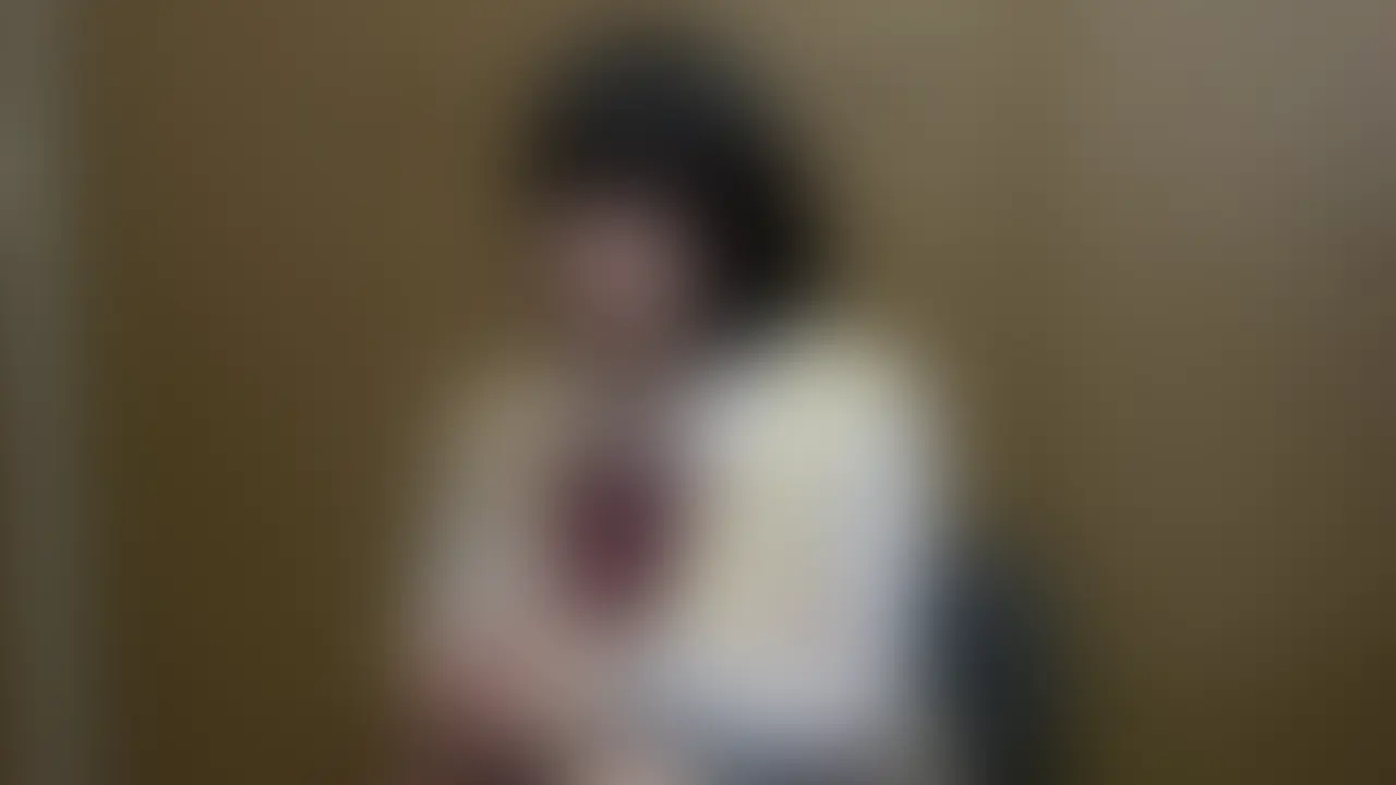 この子は見た目や仕草がとてもかわいらしい女の子でした。
アルバイト自体は初めてとのことですが、おっとりした癒し系の雰囲気は疲れたお客様の心を和ませてくれそうですね。
現在は部活もやっていないのでシフトもたくさん出てくれそうな感じです。
露出のあるコスプレは最初は恥ずかしいとのことでしたが、彼女のような幼い女の子がセクシーな恰好をしているギャップはたまりませんのでがんばって着てもらいたいと思います。 (2/2)