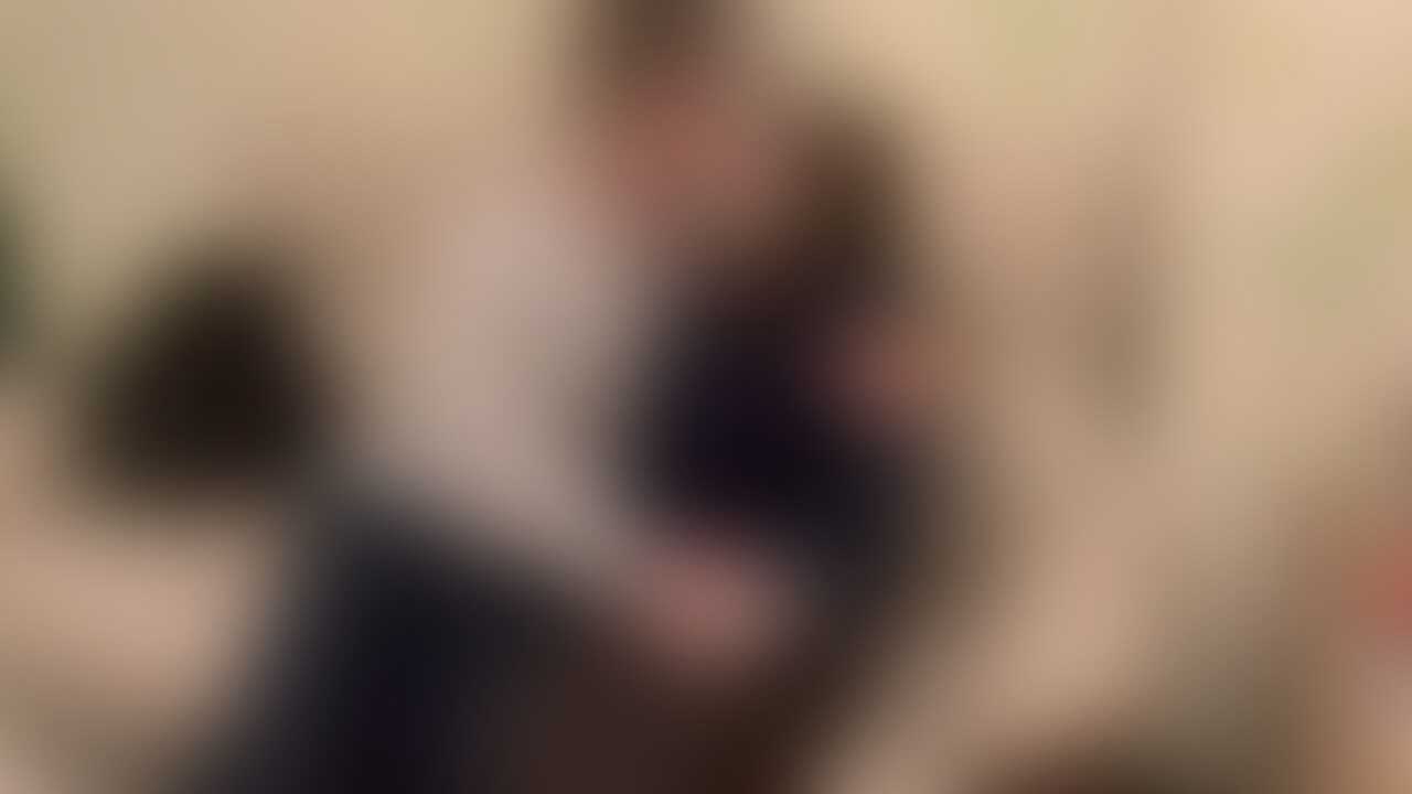 密会の一部を撮影😊①脱がせたら黒の下着で妙にそそられた🥹ベッドよりソファーの方がはめやすい😊続きも見てね💕︎ (2/2)