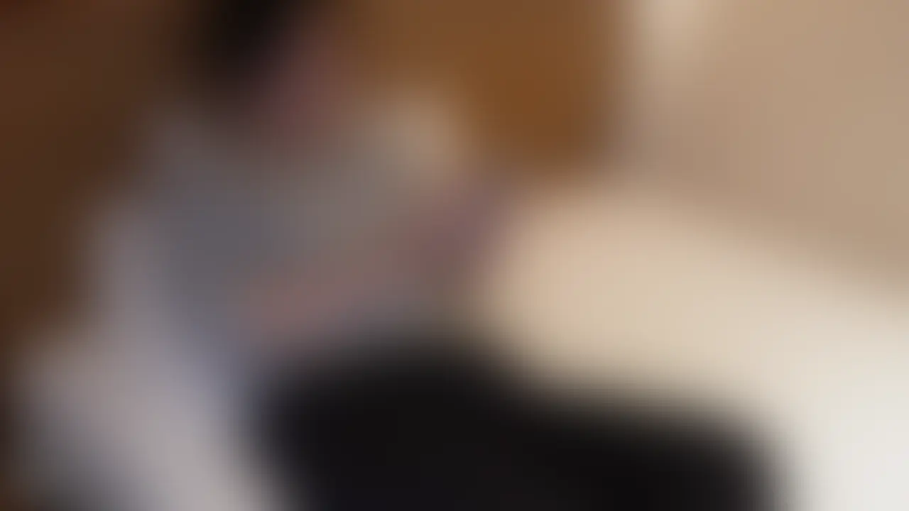 彼がスマホばっかり見てて、話しかけても全然かまってくれなかったのᐡ т · т ᐡ
寂しかったから、試しにおっぱい見せてみたら…一瞬で飛びついてきちゃいました笑
そのあとはもう彼のスイッチが入っちゃって、彼がたくさん優しく舐めてくれて、あっという間にびしょびしょに...
おっぱいもいっぱい触られながら下も舐められるの、すっごく気持ちよくてたくさん声出ちゃった
最後はうつぶせバックの体勢で、そのまま奥の方にたっぷり中出しされちゃいました♡̴⟡.˚ (2/2)