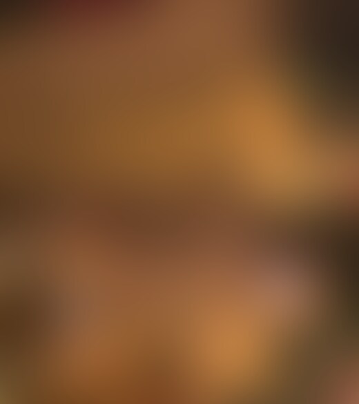 この子はキリっとしたお顔でとても美人な女性でした。
お胸も大きくてスタイル抜群です。
まずはいつも通り背面をオイルたっぷりでマッサージしてあげます。
座らせて後ろから入念にお胸のマッサージ。
少し驚いて質問してきましたが、乳房のリンパマッサージはバストアップ効果もあるので納得してもらいます。
仰向けに寝かせてからも豊満なお胸を円を描くように流してから、股関節のあたりも入念にマッサージします。
際どい部分に指を這わせながら紙パンツの中に手を突っ込んで両サイドから敏感な部分をじっくりと責めてあげると、既にアソコはぐっしょりと濡らしてしまっているようでした。
オイルと愛液でぬるぬるになったクリトリスを優しく擦ってあげると、すっかりいやらしいお顔で快楽に溺れているようでした。
しばらく愛撫を続けてあげると段々と喘ぎ声が大きくなっていき身体を痙攣させて絶頂してしまいました。
彼氏もいないとのことで性欲が溜まってしまっていたのでしょう。
私の大きくなった○○○を見せてあげるとお返しとばかりにねっとりとしたフェラチオをしてくれました。
ここまできたら私も最後までお付き合いしなくてはなりません。
彼女は気持ちと身体の狭間で葛藤しているようにも感じましたが、ぬるぬるに濡れているアソコは私の○○○を拒むことなくぬるりと迎え入れてくれました。
そのまま腰を動かしてあげると淫らな声を上げて激しく感じてしまっていました。
私も絶頂を迎えてしまいお恥ずかしながら大量の精子を放出してしまいました。 (2/2)