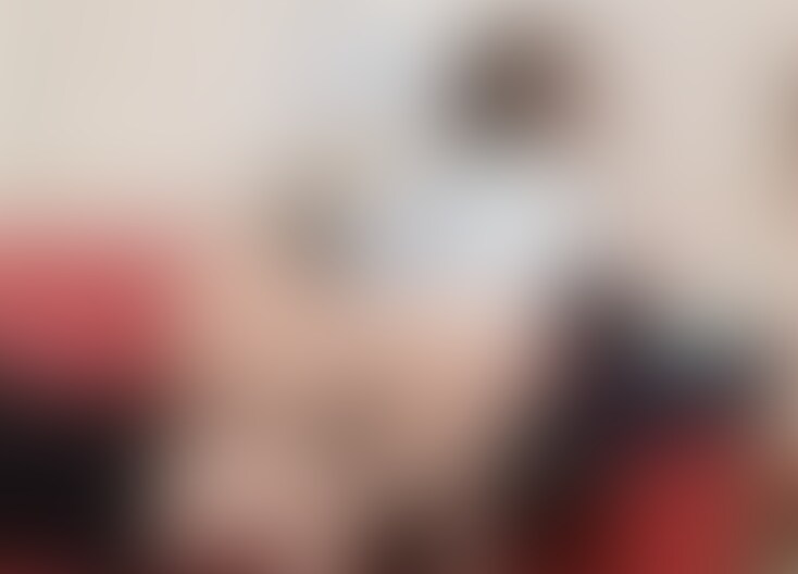 ミニタイトスカート×メガネっ○○○ ソファハメ撮り🤍
横からバージョン!
今回は赤眼鏡と黒のミニタイトスカートで先生風コスで撮ってみたよ♡♡
フェラ前のチン嗅ぎで一瞬でメスモード入っちゃって、本気のぐぽフェラしちゃったよ🫣匂い嗅ぐだけでおまんこ準備万端になるの、我ながら雑魚まんこすぎる…///
ソファの狭さが逆に興奮材料になって、シチュエーションだけでえっちだった♡♡
膝立て騎乗位、おまんこにも力入っておちんちんの硬さがはっきり分かるからナカぞりゅって擦られておまんこ敗北しまくっちゃった🥲
眼鏡姿でスカートまくり上げて、おしり丸出しピストンしてるところじっくり見てね……👀 (2/2)