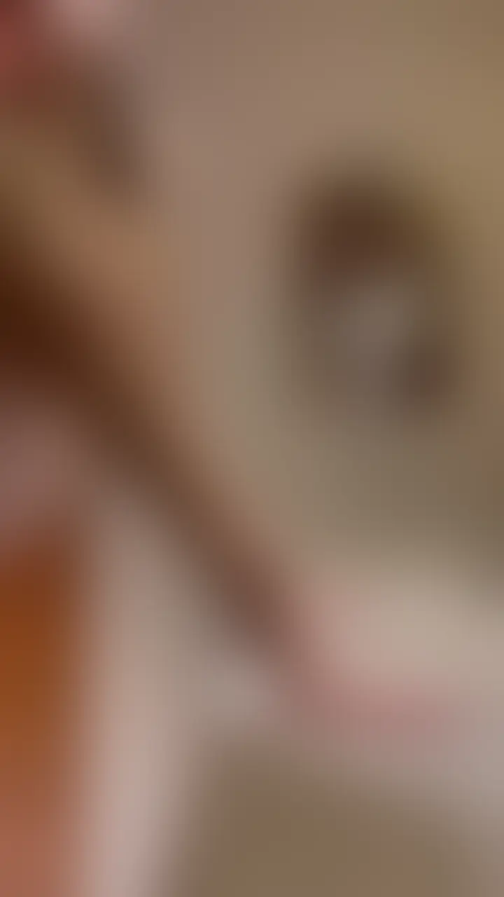 ベッドに入るまで我慢できないって
人妻ちゃんとはいつも生中
中は適度に弾力あってヌルヌルしてて
ハリのある尻にリズム良く腰を打ちつけると
潮を吹きながらイッてしまった (2/2)