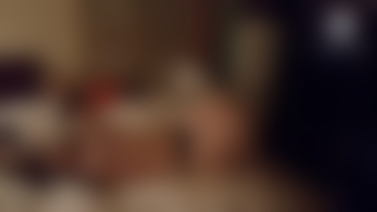 こんな声出たの初めてっていう舌ピネイリスト美女1-5
ご飯来たから食べに行こうとしてのイチャイチャ。おこだそうです笑
もう手を引っ張られて何されるかわかってるけど投げられちゃいます。たこ焼き食べてる最中にクリにいたずら。食べるのに時間かかっちゃいますね。そしてクンニ。めっちゃ高いきれいな声。ぃづいたら言ってました。そして吸うやつ。めちゃくちゃシーツ握りしめてます。お上品に声隠そうとするけど。
かん高い気持ちよさそうな声。ひたすらペロペロと濡れた舌でクリ攻め。すぐギブしたり吸うやつも手マンしながらだとやめないんですか。刺激強くなってるのにどうしてかな?笑
クンニのおもちゃはそれ以上でしたか。めっちゃ声出るようになったやん。
手を口にやってっ買うそうとしてももう隠せないから出るがまま。ホント高くてきれいな声ね。止まることありません。足を引っ張るとしっかりクリに当たって震えてヤバそう。喘ぎも止まりません。電マ当てるからチューするの難しいの?近づいても顔下向いちゃうし離れちゃうししっかり引き寄せて抱き寄せてごらん?
クリ最強のおもちゃ。ピンポイントで細いから外さないようにがっちりロック。
そして吸うやつ。中に入れて足を閉じると前面に当たって壁震わせてます。クリに押し当ててると気持ちよくて痙攣。こんな大きい声まで出るんね。最後は手を繋いで上から最終ポジション。イッて無理になりました。
水分補給すると「飲めん」「もー」可愛いね
吸うやつ入れると自らエビぞり。体揺らしてクリ、中両方いい感じになってね。ちゃんと当たってるか確認して当てると急にヤバくなりました。
ナンバー3バイブでG攻め、どんどんやばくなるのに、今さら手を口にやって声隠せるとでも?笑
もっと我慢できないように電マやクンニのおもちゃでクリ攻め。吸うやつでエビ反りイキ!
持ち上げた最終形態でもはや何もできずクリ、中いじめられるがまま (2/2)