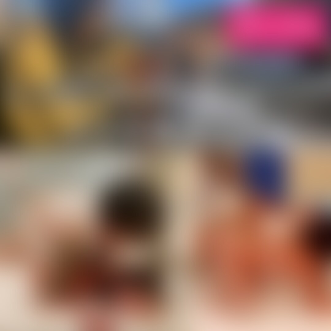 フル動画は➡️ https://myfans.jp/posts/0f6eb431-a97e-49fd-8ef2-25850b704694
旧作のロングサンプルです🐄
冬の宿場街をしっぽりとデート(途中「おしっこ撮影しろ」と夫に言われたので撮影したり)してから、ラブホに行きました🏩
新しい部屋にワクワク、
たくさんハメてもらいたくて、
ラブホのお風呂場でおまんこの毛を丁寧に剃りました。
夫が好きそうなメス牛マイクロビキニに着替えましたが、マイクロビキニなんて人生初で恥ずかしかったです。。
でも、おかげでいつもより激しくイラマチオをしてくれたり、色んな体位でピストンされて、、何度もイカせてもらえました。
髪の毛を掴まれてバックからハメられるの大好きです。
デート前に少し口論になってしまい、デートを撮影するのにも慣れていなかったので、
デート中はちょっとツンツンした可愛げのない喋り方をしてしまいましたが、、
セックスでただのメスに戻してもらえてよかったです🐄💕 (2/2)