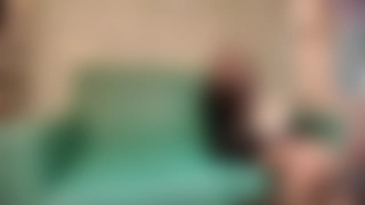 🔻作品詳細
----------------------
英才教育の末路…親に隠れてキャバ勤務のピンク髪JD（スペ118）を乳首の周りを延々と焦らしてみたら「触ってください...！」と屈服して腹パン首しめで撃退してしまった件（70分）

【動画概要】 
「親にこんなことしてるってバレたら勘当されちゃう（笑）」
幼少期から習い事漬けの英才教育を受け、名門女子校から有名大学へ。 親の期待を一身に背負った元・メガネ文学少女のKちゃん（20歳）。

✨ 女の子について
外見： 色白美肌 / スペ118（超スレンダー） / ピンク髪ボブ
属性： 親に内緒でキャバクラ勤務の現役女子大生
性癖： 重度のM（腹パン・首絞め・乳首責め嗜好）

「裏垢見る専だったけど、我慢できなくて…」 大学デビューでタガが外れ、ピンク髪のキャバ嬢へと変貌した彼女。
 しかしその本性は、親が知ったら卒倒するほどの「ド変態乳首マゾ」でした。 
キャバクラのドレスが着られなくなるリスクを承知で、「跡が残るほどの腹パン」懇願してくる異常性をご覧いただけます。

【見どころ】
・焦らしからの「おねだり」 最初は敏感な乳首をギリギリ触らずに焦らしプレイ。 
モゾモゾと腰を揺らしていた彼女ですが、数十分後には理性が決壊。 「はやく…っ、触ってください…お願いします…！」 
プライドを捨てて哀願し、触られた瞬間にビクン！と背中をのけぞらせて快楽に浸る姿は、堕ちた優等生の象徴です。

✨腹パン・首絞め
後半は目隠しをしたまま、逃げ場のないロールスロイス体位で徹底的な蹂躙へ。 
容赦ない腹パンと首絞めで酸欠状態に追い込みながら、子宮口（ポルチオ）を何度も突き上げました。

親が高い月謝を払って育てた結果「気持ちいい」という快楽の降伏宣言だけ。 英才教育の最高傑作が、ただの「肉便器」へと堕ちる70分です。

【期間限定】
新作リリースを記念して、72時間限定で50%OFFセールを実施します。
〇通常 4,980円 ⇨ 2,490円
⚠️ 注意： この期間を過ぎると予告なく通常価格に戻ります。 (2/2)