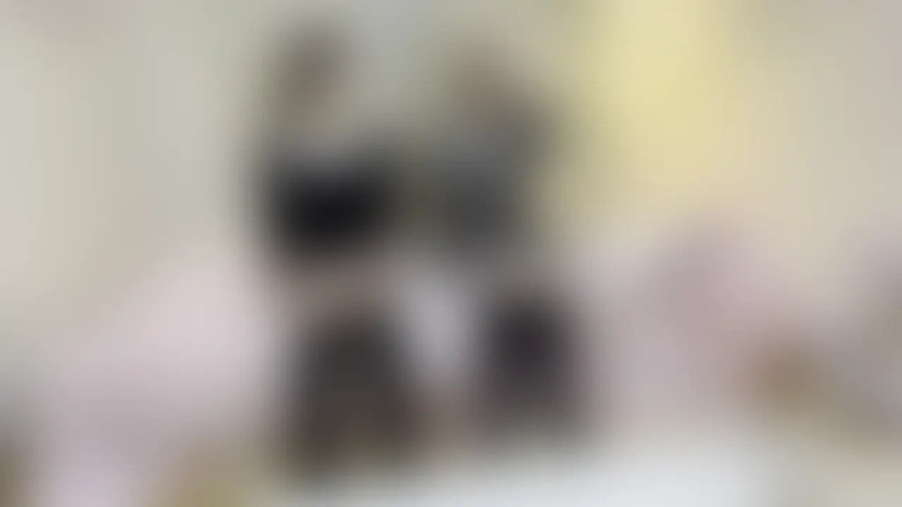 2人の地雷系長身美女達のおもちゃにされる!完全敗北電気アンマで逝かされまくる
おさななじみのうさぎ
長身美脚美女でいい子なんだけど調子に乗ると手に負えないところがある
地雷系の友達のめいちゃんと二人で不穏な会話が…
うさぎ「ふざけて電気アンマしてみたの、そしたら逝ったのwww」
めい「ほんとに???」
うさぎ「やばくない?www
めい「やばいよねwww」
うさぎ「今日(おさななじみが)うちに来るらしくてw(電気アンマで逝かせるところを)見せた方が早いと思ってw」
俺「なんだよ急に呼び出して!」
うさぎ「これが噂の電気アンマで逝った人www」
というと2人で俺を押し倒しめいちゃんが馬乗りになり押さえつけ
うさぎちゃんが電気アンマの体勢に!
押さえられた瞬間に「もう無理だ...初めて会う女の子の目の前でおさななじみの電気アンマで無様に逝かされる」と思った…
長身美女2人に…長身なだけあって力も強いから逃げられない!なにより足で股間を刺激され骨抜きにされてしまって体に力も入らない
2人の地雷系長身美女たちにおもちゃにされる俺だった (2/2)
