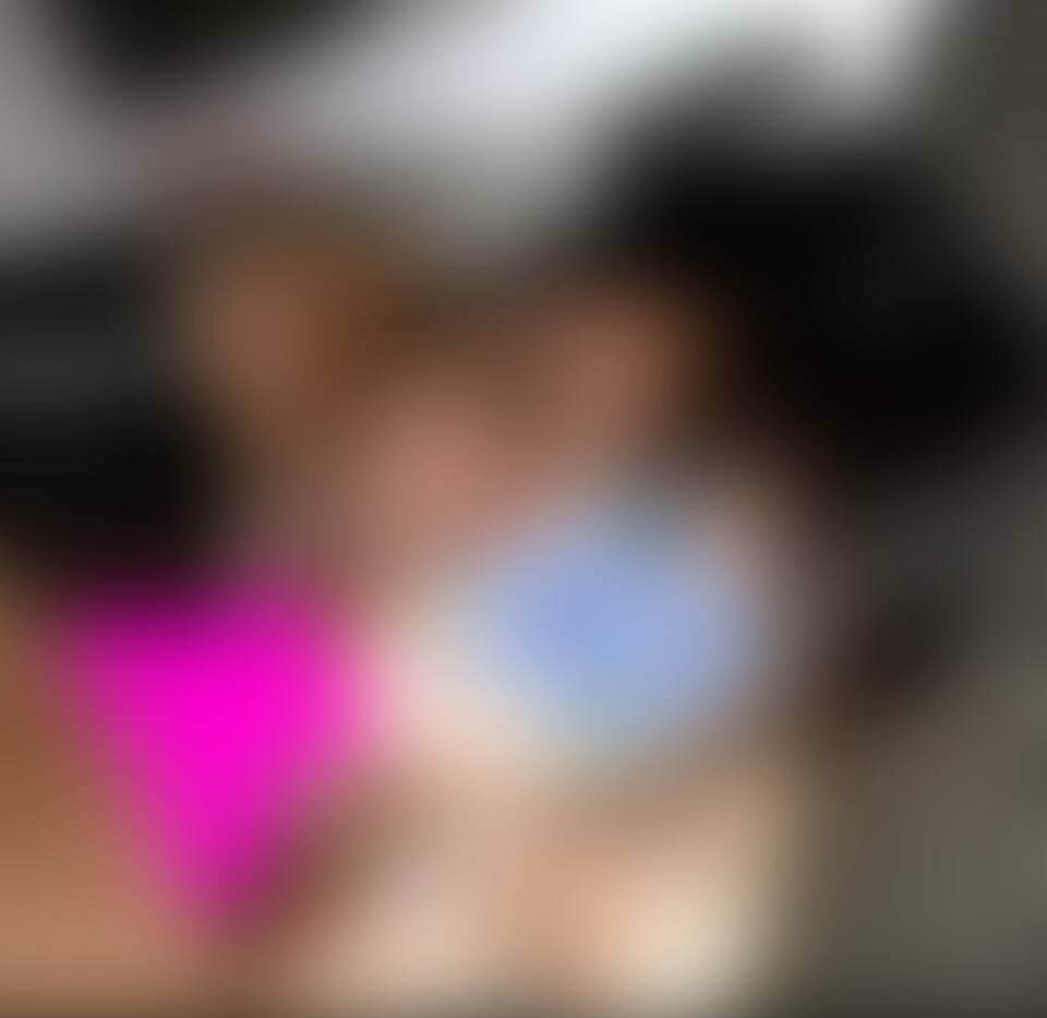 【西からのエロ刺客!変態面接官のフェラテクチェック★ G乳美女が東京観光ついでにドスケベフェラ抜き4人ごっくん&顔射★ 色白黒髪JD麗奈さん】
--------------------------------------------------------------
別アングル版もございます↓
https://myfans.jp/posts/06b4c74d-de1c-4962-8679-c92983deb155
--------------------------------------------------------------
こんにちは、エロイストです
皆さまに大好評(なのか?)の変態面接官シリーズ、
今回は関西から初参加、色白黒髪巨乳JDの麗奈さんです
東京観光の合間のお小遣い稼ぎに撮影に参加してくれた麗奈さん、三度の飯よりおちんちんが好きとのこと、おまけにイラマが得意とのことで、そのフェラテクをドS面接官がたっぷりチェック
マイクロビキニ姿でGカップのダイナマイトボディをさらけ出してくれた麗奈さん、つぶらな瞳で男性達を見つめながら、外国人女優のようなプックリしたセクシーな唇で計4本のチンコを美味しく召し上がってくれました
たわわに実った型の良いG乳は必見ですよ!
【1人目】
お手並み拝見とばかりに変態面接官のフェラテクチェックからスタート、仁王立ちでフェラ開始です
面接官、顔を見つめられながらのノーハンドセルフイラマに悶絶し「もっと奥まで入る?」と頭を押さえて根元まで押し込み、玉舐めや先っちょチロチロされてチンコは暴れまくり
調子に乗った面接官は自ら腰を動かし激ピストン
ベッドに座って「本当にいいスタイルだよね!露出が多いほうが作品が売れるので、また出演をお願いすることも増えるから」とか言われマイクロビキニを脱がせると大迫力のハリのあるG乳がボロッ!
おっぱいを揉みまくられまんこもいじられ、感じながらも極太ちんこを音を立てて奥まで咥え込み、最後は首根っこを掴まれ半○○○状態の激イラマで口内に大量発射、「好きなので」とザーメンを迷わずごっくんしてお掃除フェラで面接終了です
もちろん面接は合格なので、あと3人フェラしてもらうことになりました
【2人目】
常連の敏感ドMの中年フリーターさん、仁王立ちでフェラスタート
男性の顔を見つめながらの絶品ノーハンドフェラであっという間にちんこはバキバキに
リクエストに応えて裏筋もたっぷり舐めてあげると「あっ、気持ちいい…」悶える男性、よほど気持ち良さにすぐにイキそうになってしまったのか「ヤバイです、もっとゆっくり…」とお願いするM男君
しかし長くは耐えられず「あ、ヤバいです、ヤバいです、イキそうです、出ちゃいます…出るっ」と喘ぎまくりながら大量に口内発射
お口の中ザーメンをカメラに見せ手のひらにザーメンを垂らしてたっぷりお掃除フェラして終了です
【3人目】
ちょいSのアキバ系アニオタさん、どんなフェラが好きか聞かれ「奥までたっぷりゆっくりの、愛情込めて…」などと贅沢な要求に苦笑する◯さん、仁王立ちでフェラスタート
玉を揉みながら奥まで咥え込むノーハンドフェラに興奮し「もっと奥までできんだろ?」と頭を押さえつけて喉奥イラマ敢行
「乳首触って」とリクエストして顔を見つめながらのセルフイラマで口まんこに大量発射
お口の中ザーメンをカメラに見せてから一気にごっくん、お掃除フェラで終了です
【4人目】
ちょいSのシステムエンジニアさん、いきなり根元まで咥え込まれて「あぁ気持ちいい…」を連呼、先っちょをチロチロされてチンコはバキバキに
「オラオラ、奥まで舐めて」と頭を押さえつけてイラマ敢行、顔を見つめられながらの絶品ノーハンドフェラに「あぁヤバイヤバイ…」と大興奮
最後は「あぁ出ちゃいそう、顔にかけるよ、イクよ!」と麗奈さんのキレイなお顔に大量のザーメンを勢いよくレーザービームです
お掃除フェラした後ザーメン化粧したお顔をカメラに向けて笑顔で終了です
ちょっとクールな雰囲気ながら、笑顔で男性を見つめながら愛情たっぷりのフェラを披露してくれた麗奈さん、また東京に遊びに来た際には是非撮影したいですね
※本作品に登場する人物はモデルであり、同意の上で撮影を行っています
※登場モデルは○○○以上である事を確認済み
※無断販売・無断転用をした場合は個人情報開示請求により**者の情報を取得した上で、 断固たる法的措置とともに損害賠償請求を致します
身バレをすると人気の女性ほど作品取り下げになる恐れや、女優さんの人権侵害(無駄に露出)になるので、 是非上記をご理解の上、お愉しみ頂ければ幸いです (2/2)