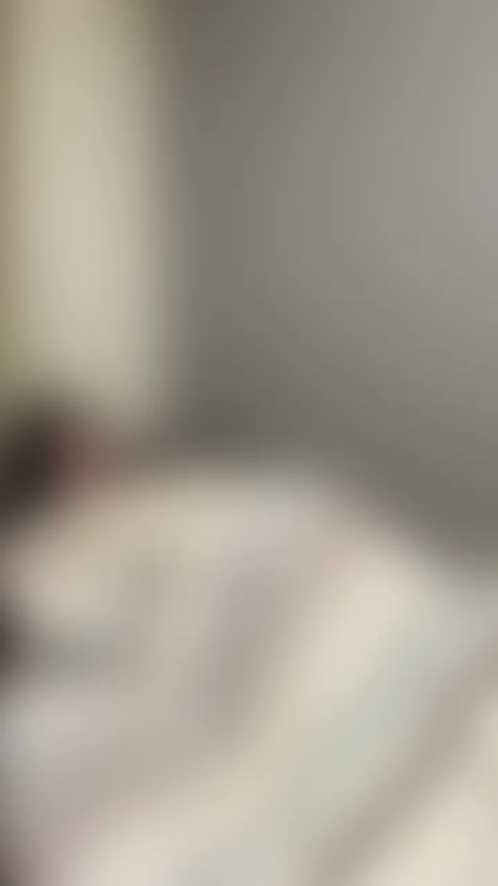 いいねと保存ボタンポチってして見てくれると嬉しいです♡ ✼••┈┈┈┈┈┈┈┈┈┈┈┈┈┈┈┈••✼
もえです♡
3月最初の投稿からすごいのになっちゃった...笑
気になってたおもちゃ初体験したら、すっごい出た...🥹💓
自分でも気づかないうちにお布団がびしょびしょ...
もえ変態すぎないかな?笑
一緒にたくさん出しちゃお...💓? (2/2)