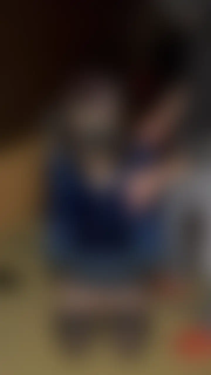 ビデボの狭い個室で、男3人に囲まれてご奉仕モード全開。 sample 1