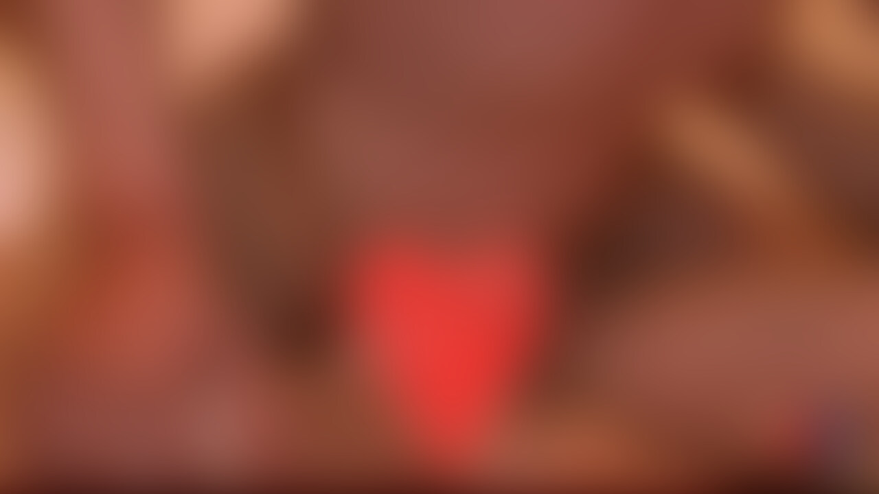 何度も出してほしいと嫁に言われたので頑張りました。228
反り返るほど固くなった男根を手コキする場面からスタート!
脈打つ肉棒をシュッシュとしごいてもらい、
パクッとフェラしてくれます。
まずは興奮してテカテカになった状態で亀頭責めで1発目ドッピュン~!
2回戦目は騎乗位でスタート。
カチコチになっている肉棒で感じまくりでアヘアヘイクイクイクが続きます。
喘ぎ声がとても生々しいです。
正常位でグイグイ突き刺して外出しフィニッシュ!
オマケで別の外出しシーンもあります。
これはエロいですねぇ~!
<プレイ内容>
オーガズム、手コキ、正常位、騎乗位、射精
サイズ:HD 935MB 18分 (2/2)
