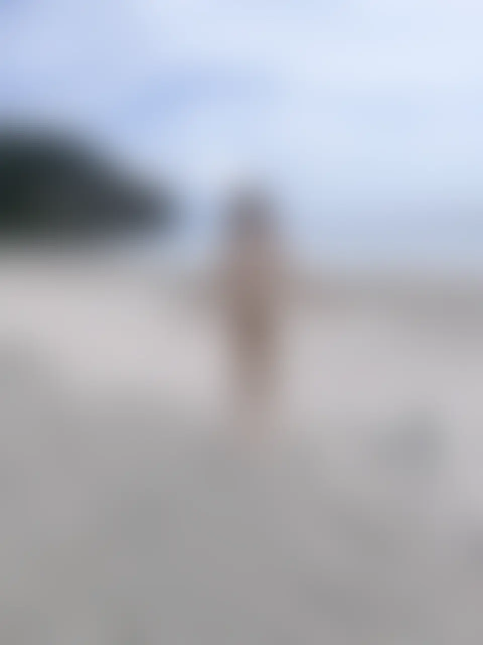 ひな「海でビキニ風のヒモをつけてます！遠くからじゃバレないかな？ part1」の投稿サムネイル