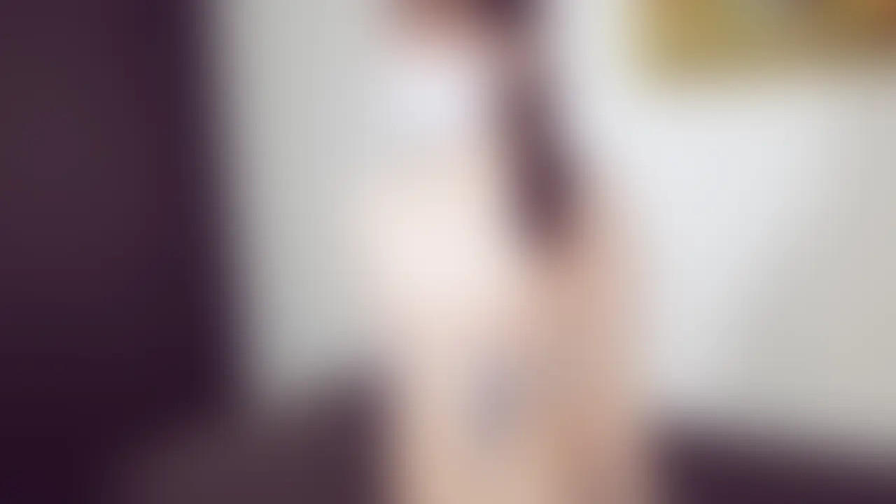 [honoka 妄想#016] 水着のまま、脚を崩してくつろぐ彼女が怖いほど無防備だった


なんとなく目に留まった女性がいた。
もちろん、話しかけることなんてできない。
名前も知らない。でも、こうして勝手に想像してしまう——
『もしも、あの子があんな姿を見せてくれたら』って。
これは、“ある中年男の妄想”です。


honokaは、就職活動中の24歳。
以前は都内のオフィスビルで受付の仕事をしていた派遣OLだったらしい。
誰にでも丁寧で、笑顔を絶やさない“いい子”だったって、うわさで聞いた。
いまは契約が切れて、職探しの合間にこのレンタルルームを使っているみたいだ。

なんでも「ここに来ると落ち着く」んだとか。


…もしかして今、あのビルで、ひとりで淫らなことをしてるのかもしれない。


夜はコンセプトカフェで働いており、日替わりで大胆な衣装を着る。
今日は水着の日。
レンタルルームで着替えたあとは、ソファに座って一息ついていたようだ。

ただ座っているだけ。
脚を軽く崩して、スマホをいじっているだけ。
でもその脚の角度、背中のライン、柔らかく崩れた姿勢が、
どうしても“誘っているように”見えてしまった。 (2/2)
