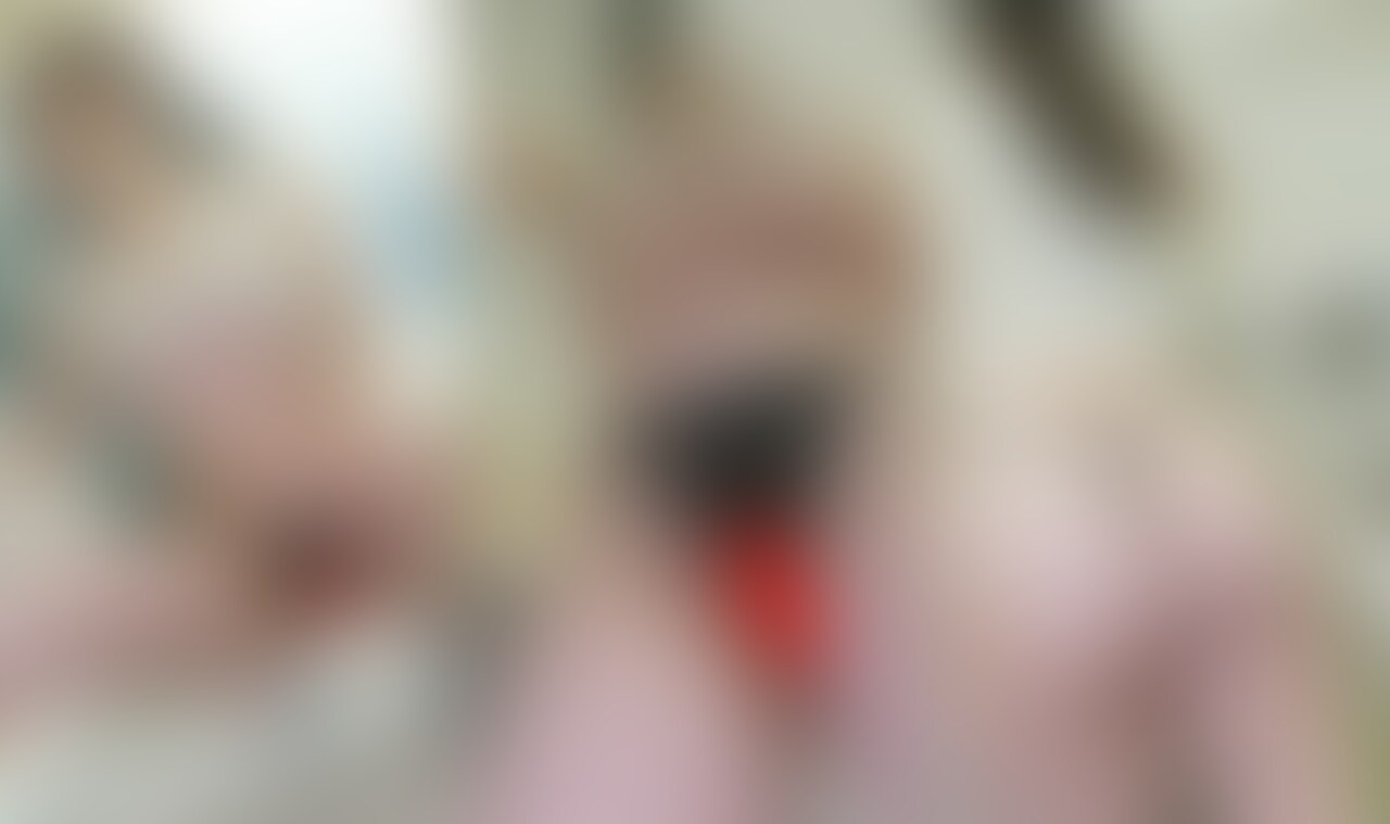 変態ママのド淫乱パンティの家事のドキュメント。
おさまりのない淫乱気分の奥様は家にいながらも誰かにみられることを想像しながら、あられもない姿で家事をするのが日課のようです。
実際向かいのマンションから丸見えなのにカーテン全開で、ハミマン、モロ乳首タンクトップで作業。見られることを想定しまくっているのが伝わります。
パンティもほぼ下着の機能をはたしていなくて女性器丸出しでわざとM字でパックリひらいています。
動画形式 MP4
分数 08分 (2/2)
