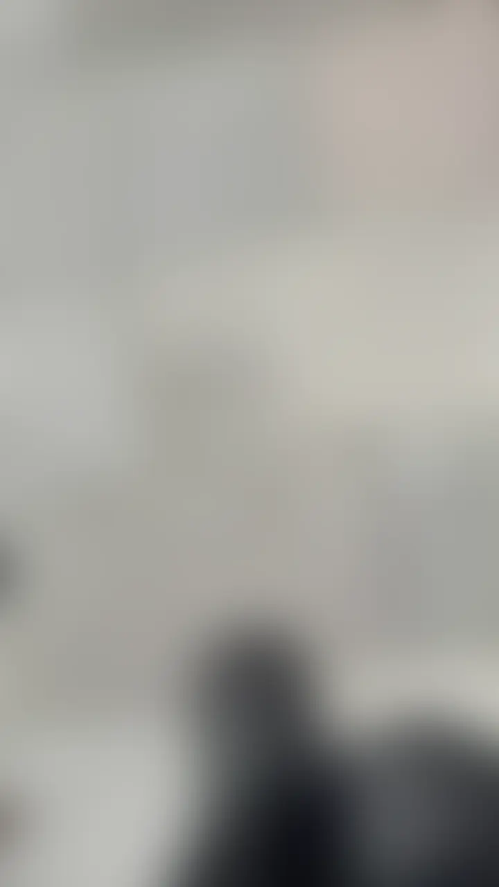 有村架純似のSNSフォロワー数十万人超のアイドルちゃんとセックスしてきた。バレたらデスドルに晒されちゃうのですぐ消します。
完全顔出し本編2時間31分
【内容詳細】
最初に言っておくけど、今回のは本当にバレたらまずい。
SNSフォロワー数十万人超えの現役アイドル。
しかも有村架純っぽい透明感で、
見た目の完成度が普通に高すぎる。
待ち合わせの時点から、
周りに気づかれないようにかなり慎重。
それだけで緊張感えぐいし、
「これ本当に現実か?」って何回も思った。
実際に会うと、
画面越しよりも柔らかい雰囲気で、
話し方も落ち着いてて意外と親しみやすい。
でもふとした瞬間に見せる表情は完全にアイドルで、
そのギャップが強すぎる。
人目を避けながら移動して、
2人きりになると空気が一気に変わる。
表では絶対に見せない素の距離感、
ちょっとした仕草や間が全部リアル。
人気者だからこそのリスクと、
それでも近づいていく距離感。
終始どこかヒリついた空気が続くのがこの映像の特徴。
正直、長くは出せないやつ。
気になる人は、早めにチェック推奨です (2/2)