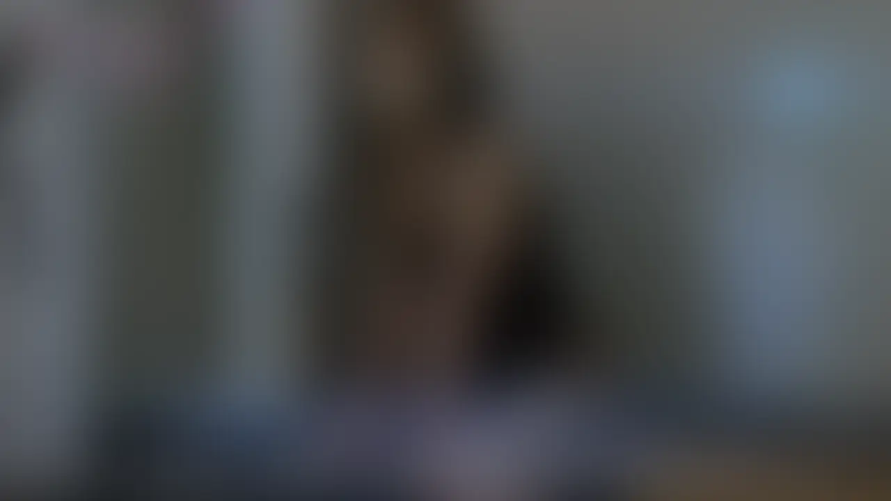 【premium】
【人妻×不倫×主観フェラ×露出トラブル】
こっそり通っている不倫相手のワンルーム。
今回はなんと、不倫相手の部屋の「ベランダ」で…。
網タイツにTバックでお尻を突き出して仁王立ちフェラ。
ベランダの柵には毛布を掛けて、外からは見えないように目隠ししてたんだけど…
風に煽られた毛布が不意に落ち、しゃがみ込むドエロい姿が外に…
慌てて不倫相手が毛布を直そうするけど、意外と私は平然としているところがヤバいですねw
映像は不倫相手目線の主観が中心で、おしりアングルも入れています。
フェラ中の舌遣いや喉奥へのねじ込み、ベランダ特有の交通音が混ざり合い、もしかしたらそこら辺のマンションでも、「あのベランダでも人妻が他人棒咥えてるのかな?」なんて想像できちゃう没入感。
ラスト大量の精子を、そのまま顔射。
白濁まみれの表情と、ベランダで息を整える姿が妙にリアルで後を引きます。
最後、お片付けの事後まで収録していますので、更にリアルです。是非見てね♡ (2/2)