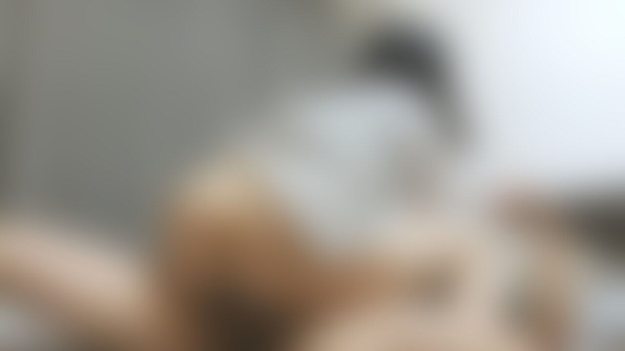 【サブスク限定】危険日なのでゴム装着を言い渡されたたーくん、いつも以上におおきくなったおちんぽはあーたんをメロメロにした。夢中に杭打ち騎乗位をするあーたんだったけど途中抜けた時があったのですかさずゴムを取り外ししれっと挿入♡
また子宮口をグリグリ当てて気持ち良くなるあーたん、中はとろけるほど気持ちよく精子がこみ上げたがギリギリ限界まで我慢したらストッパーが外れた感じで勢いよくびゅーびゅーー!びゅーーーー!って危険日まんこにたくさん子宮内射精できました♡
【期間限定サブスク公開動画は購入するといつでも見れるようになります❤️】 (2/2)