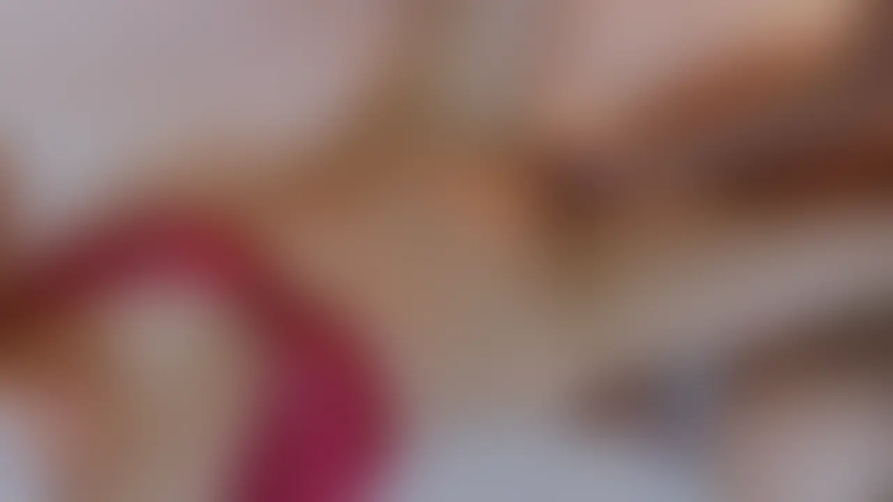 赤い下着の巨乳人妻が着衣セックス。クンニと手マンで気持ちよくされて、バックから突き上げられちゃいます (2/2)
