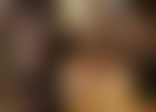 この子はおそらく20代前半の女性かと思います。
スラっとしたスレンダーな体型に高身長で、顔立ちも整っていて非常に美しいです。
話を聞いてみると本物のモデルさんらしいのでスタイル抜群なのも頷けます。
まずはいつも通り背面をオイルたっぷりでマッサージしてあげます。
座らせて後ろから入念にお胸のマッサージ。
「え?胸ですか??」とかなり驚いていたご様子でしたが、お胸の形をキレイに保つこともボディトリートメントの一環です。
形の良い美乳を乳腺に沿って下から持ち上げるようにして揉み上げ、仕上げに両方の乳房の形を整えるようにゆっくりと揉み込みます。
「恥ずかしいですねw」と照れ笑いを浮かべておりましたが、徐々に硬くなってくる乳首にそっと指を這わせると身体をくねらせて気持ち良さそうなお声が出てしまっておりました。
仰向けに寝かせてからさらにお胸の形を整えつつ、鼠径部のリンパもゆっくりと流してあげます。
太ももの付け根に指を這わせてマッサージしてあげていると「結構際どいところまでやるんですね…」と不安げな様子でしたが、中心部に近づくにつれてトロンとした快楽の表情に変貌していきます。
紙パンツの中に手を突っ込むと非常に戸惑っておりましたが、だんだんと息遣いが荒くなり妖艶に身体をくねらせ始めます。
こんなに美人にも関わらず彼氏はいないと言っていたので、性的欲求がかなり溜まっているのかもしれません。
そっと股間の中心部に触れてみると既に愛液が溢れ出さんばかりに滴っておりましたので、サービスの一としてヌルヌルになっているクリトリスを優しく擦ってあげます。
「え…?これって…マッサージなんですか…?」と戸惑いをみせておりましたが、オイルと愛液でぐちょぐちょになっているクリと擦ってあげると我慢できないといった様子で激しい喘ぎ声が漏れ出してきてしまいました。
膣内を指で掻き出しながらクリトリスを擦ってあげていると「あっ…!それダメです…ダメっ…!」と大きく身体を痙攣させながら絶頂してしまったようでした。
ギンギンに勃起した○○○を咥えさせてあげようとすると「誰か来たらどうするんですか?大丈夫なんですか…?」と不安そうでしたが、少しずつ咥え込んでしまう美女の姿がたまらなく愛おしいです。
ここまできたら私も最後までお付き合いしなくてはなりません。
「さすがにそれは…!まずいんじゃないですか?」と戸惑っておりましたが、身体では私を求めておりましたのでぐっちょりと濡れた膣は何の抵抗もなく奥までズッポリと入ってしまいました。
子宮に擦り付けるように腰を動かしてみると、「だめ…!イクイク…あぁ!!」と大きく身体をエビ反りにしながら中でも絶頂してしまいました。
バックから膣の奥まで当たるように激しく突いてあげると身体をビクビク痙攣させながら何度も絶頂してしまいます。
騎乗位では気持ち良すぎてグッタリと私に身を預けてしまい、大丈夫か聞いてみると「大丈夫じゃないです…」ととおっしゃってましたのでさらに激しく下から突き上げて快楽の渦に飲み込んであげました。
お恥ずかしながら私も興奮してしまい、最後は正常位で大量の精子をスレンダーボディにぶっかけてしまいました。 (2/2)