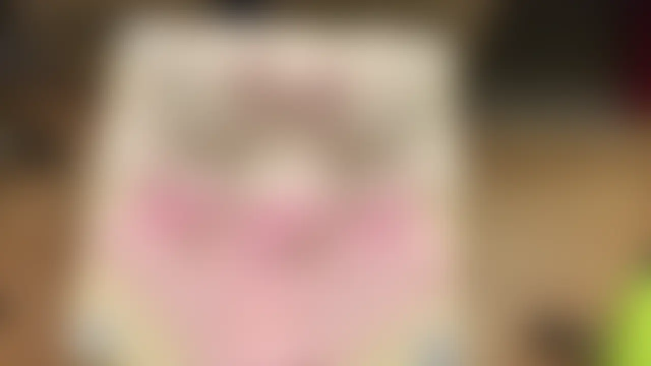 ムカつく女上司のかおり。
今まで何度もイチャモンを付けられ怒鳴られる度に、女子休憩室に置いている彼女の置き下着で怒りを収めてきました。
自分の臭いチンコを執拗にかおりの下着に擦り付け、白濁液を大量にぶっかける。
それを知らず私の精液が染み込んでいるブラを、パンティーを穿き続けるなんて、なんて最高なんでしょう。
この動画はムカつく女上司の下着で復讐を始めたころの動画です。
金曜日、出張から帰ってきた上司が事務所に置いて行った出張用カバン。
土曜日に休日出勤に行ったときにカバンがあることに気づき、中から下着の入っている袋を取り出し開封。
開封した瞬間に鼻に突き刺さる強烈なメス臭。
上司のオシッコやオリモノが袋の中で発酵しているかのようでした。
その匂いを嗅いだ瞬間に私の股間は痛いくらいにガチガチになっていました。
クロッチを見ると上司のマンコから放出された濃いオシッコジミ、それにオリモノも付着しているとなると強烈なメス臭も納得です。
ズボンから肉棒を取り出し、上司のビラビラマンコが触れていたクロッチにたっぷりと擦り付け、彼女の巨乳を支えていたブラジャーにもたっぷりと擦り付けます。
イキそうになったら休憩し、再度上司の下着に肉棒を擦り付け、イキそうになったらまた休憩と、土曜日の大半の時間を彼女の下着に擦り付けて汚す事に使いました。
簡単にイッたら勿体ない、徹底的に上司の下着に自分の臭いを付着させておきたい気持ちだったのです。
しかし我慢も限界に達し、最後は上司の下着に最高の快楽とともに、大量の精子を発射。
まるで女上司をお〇したような征服感で自分の身体が満たされたのを覚えています。 (2/2)