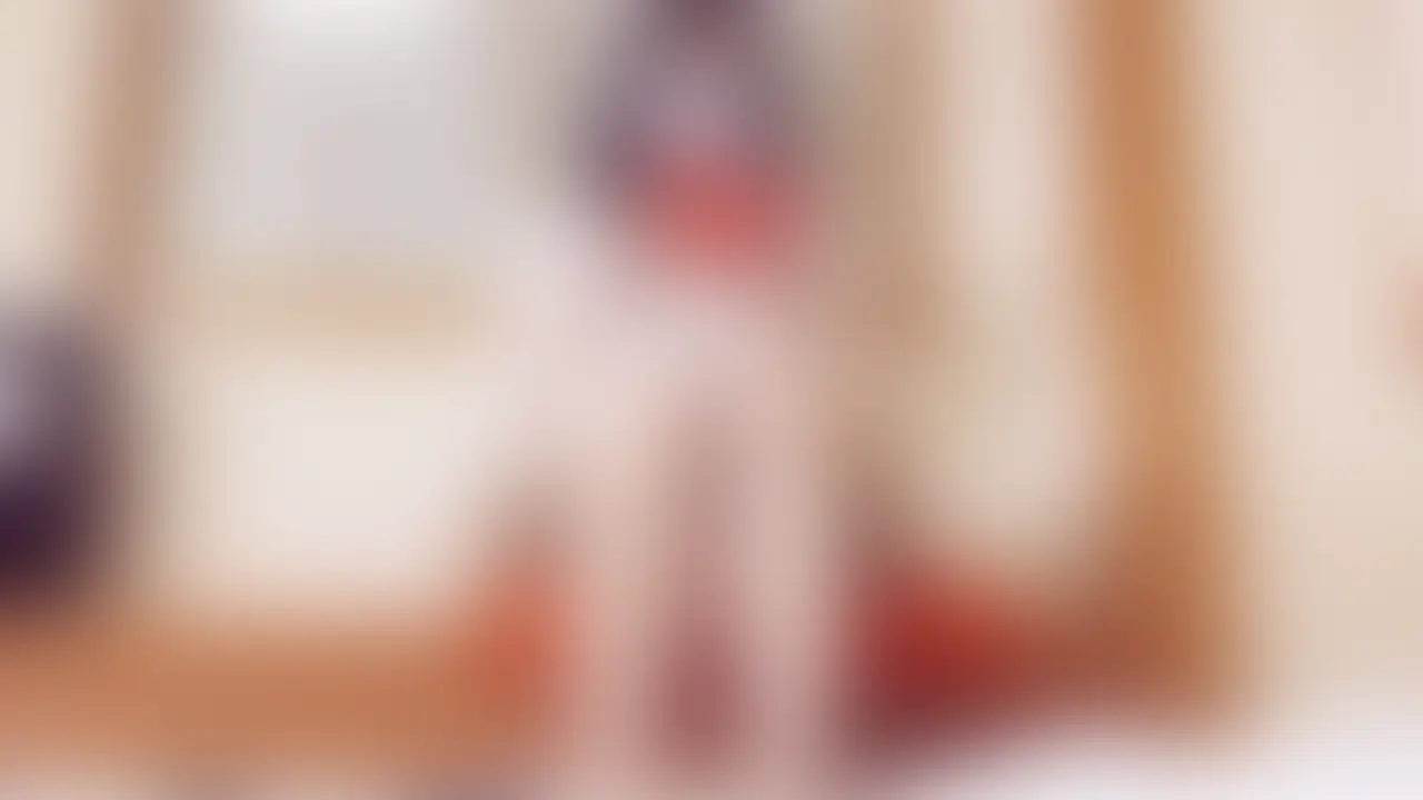 [mei 妄想#002] 布団の上で、気の緩んだパンチラ


出版社で編集アシスタントとして働くmei（めい）、26歳。
担当作家の原稿締切が迫る中、彼女は旅館の一室に“見張り役”として同伴していた。

「そろそろ原稿、書き始めてくれたかな……」
気になるけれど、そっとしておくしかない。

作家が隣の部屋にこもっている間、meiは静かな和室で読書をして過ごす。
けれど、文章に触れるたび、彼女の中にも想像の火が灯っていく——

原稿の世界と、現実の静けさが交差するこの場所で、meiの心は次第に“妄想”に染まっていく。


…もしかして今、あの部屋で、ひとりで淫らなことをしてるのかもしれない。


——とはいえ、作家は隣の部屋にこもりっきりで、なかなか原稿は進まない。
仕方なく、meiはひとり布団の上で待つことにした。

少しだけ気を抜いて、寝転んでスマホをいじる。
膝を立てたその足元から、スカートの奥がふと見えてしまう——
そんなことにすら気づかず、meiは夢中になって画面を見つめていた。

静かな和室の午後、
誰もいないはずのその部屋で、彼女の“無防備な瞬間”がこぼれ出す。 (2/2)