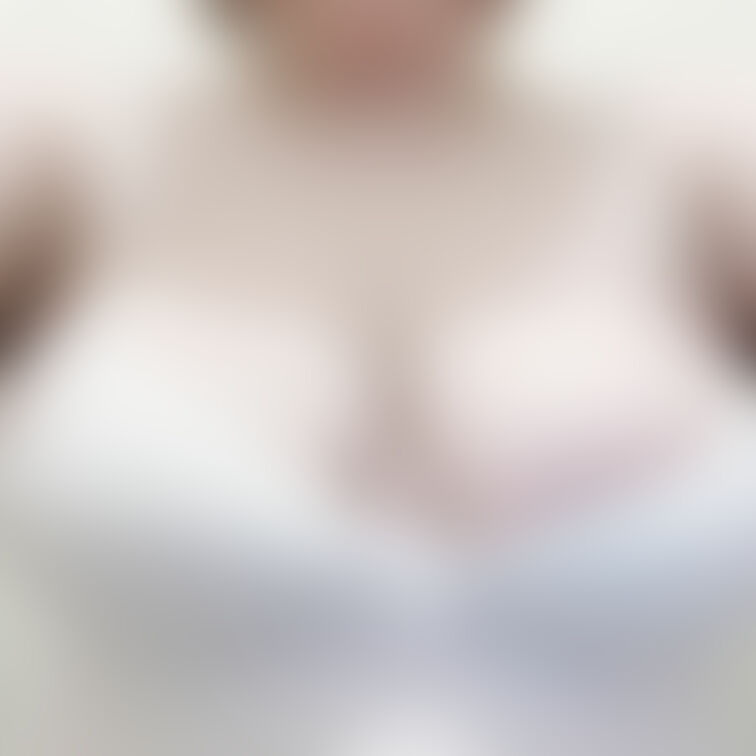 横乳さん😚