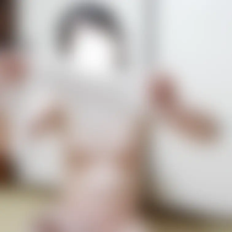 弥生の全裸パーティー兼公開撮影。裸の男たちに囲まれて興奮したのか、乳首が見事に立ってます。

セクシーアイドル虎の穴
