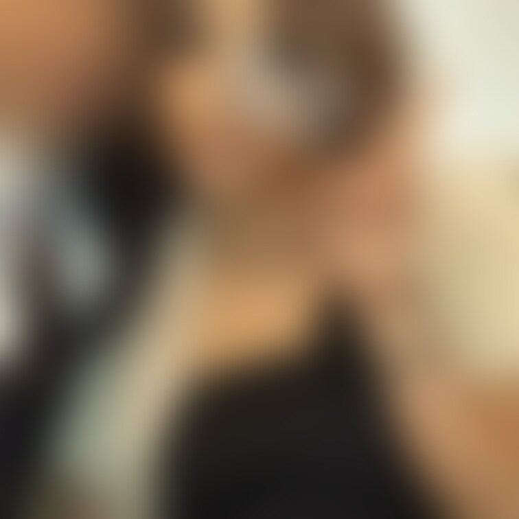 妻がクラブ勤務時代の写メ、
ちなみに左のスーツ男がブサメンなのに金で落としにかかってた自分です。
その後会社倒産、厳
