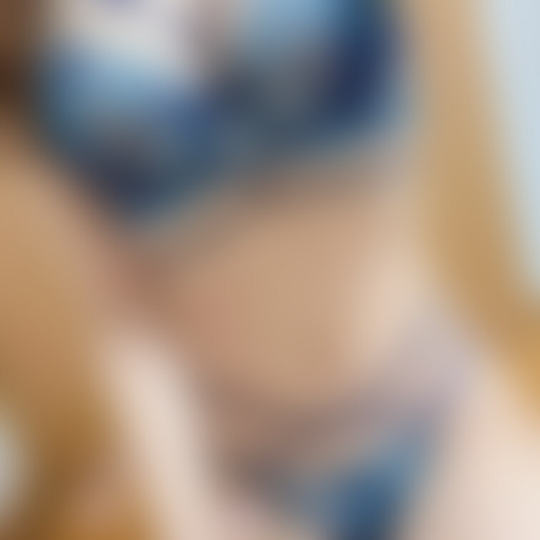 お気に入りのお写真の全身♡
紗和は紺とか青が好きなのと、このデザインが好みでお気に入りです!