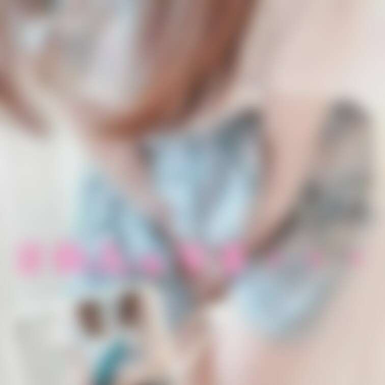 青い吸うやつで立ちオナ💙

制服で写真撮ってたらむらむらしてきちゃって///
立ちながら青い吸うやつ入れちゃった💓