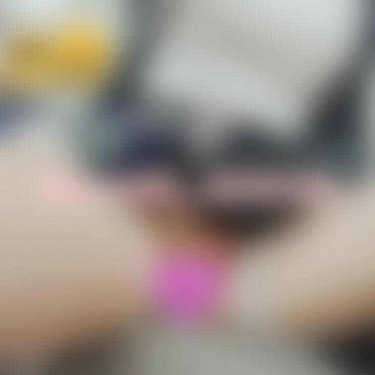リサイクルショップのソファに座って1枚撮ってきました(/ω\*)
後ろにはマッサージチェアに座っている男性がいます(〃