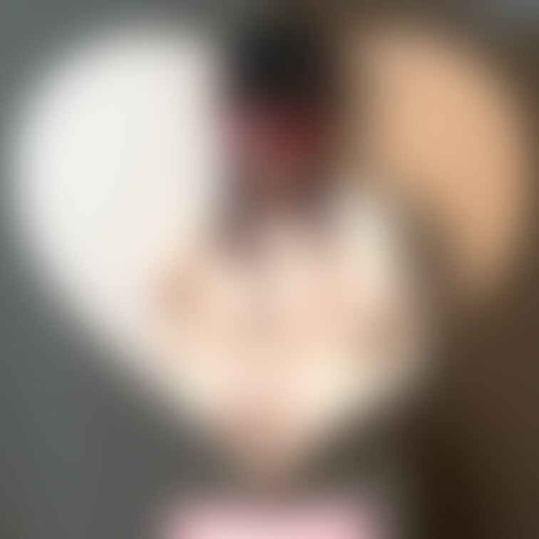 セクシーランジェリーで露出プレイの1枚😊
やっぱりちょっと恥ずかしいのか、下向いちゃってますね🥰
目隠しされ
