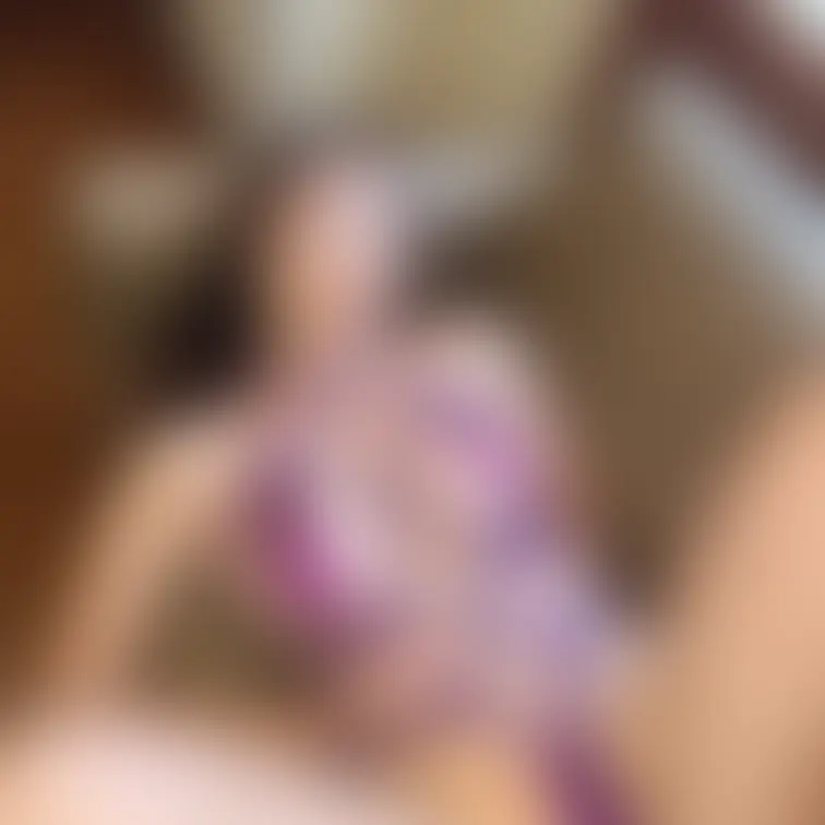 ヒョウ柄のソファがセクシーでしょ？💓
隣は空いてないので、怜子の上にどうぞ…♡
好きにして？

Isn't th