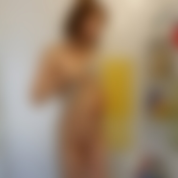 オフ会会場でのシャワー姿です。全裸でこちら向きになってシャワーを浴びてます。