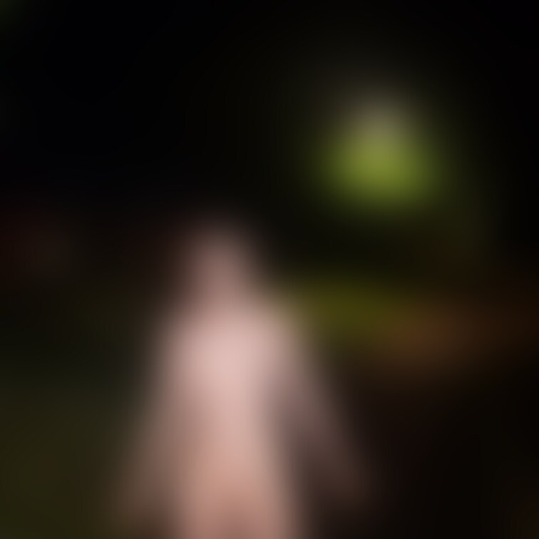 そして次はそのまま全裸でお散歩👣
してたらおしっこしたくなっちゃった🤭
ということでベンチで放尿💕