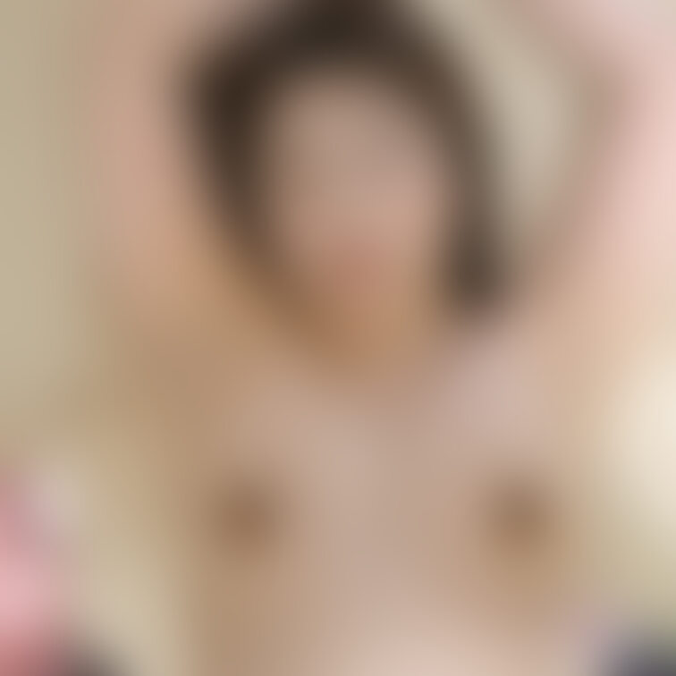 色白巨乳ちゃんの脇フェチ画像です。ばんざ～い！
