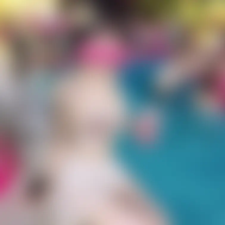 泊まりで友達とプールに行ってきたときの写真です！🏝️
浮き輪でぷかぷかしたり、ジュース飲んだり🍹
真夏の太陽の下で全