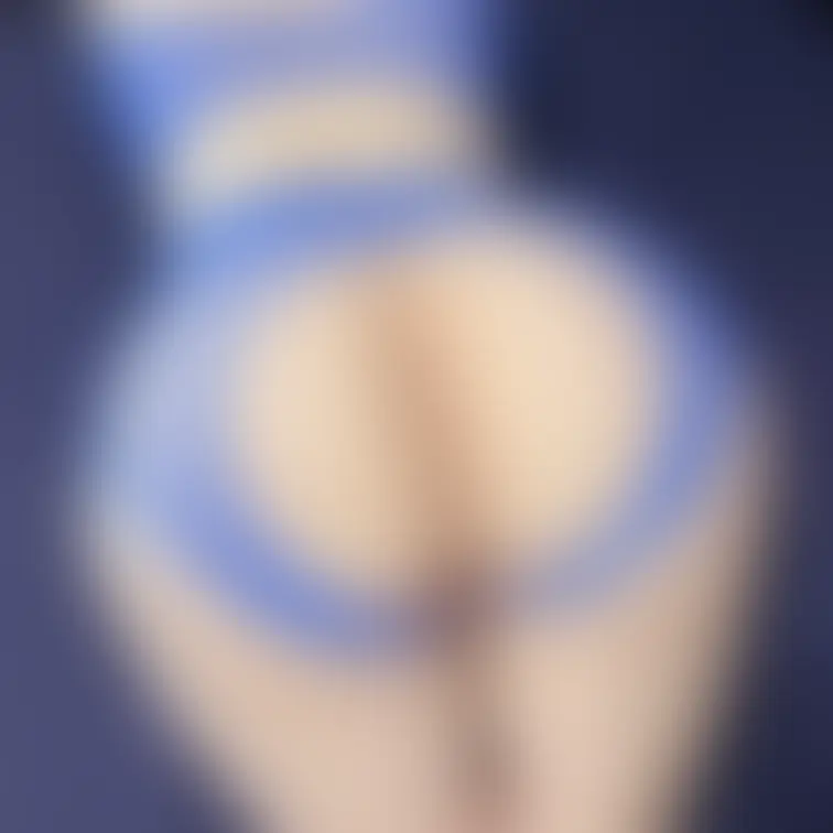 防御力ゼロの下着、吸い付きお◯ン子も丸出し😘