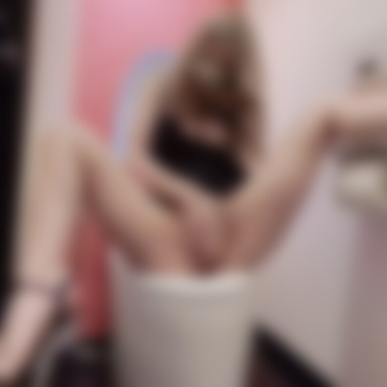 出勤中にムラムラ我慢できなくて
トイ レでこっそりオナニー🤍

…の予定が潮吹きすぎてお片付け大変だった💦
キャ