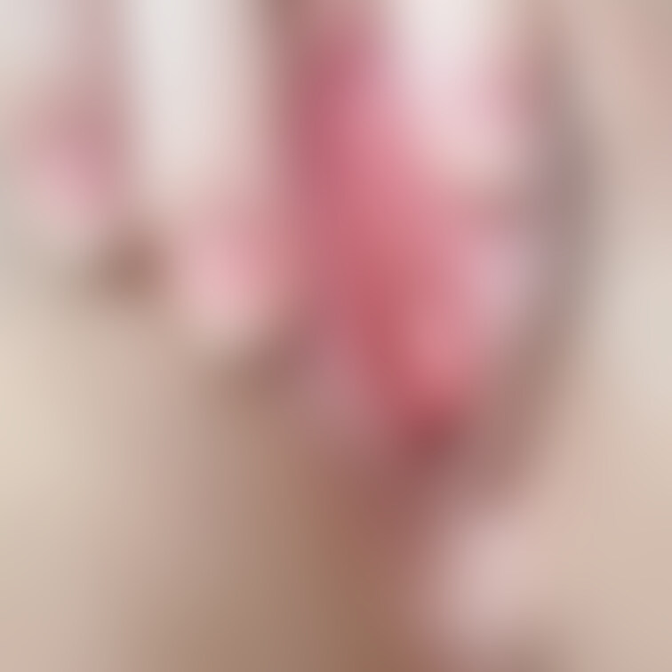 女子◯生のパイパンくぱぁ処女まんこです。

処女の綺麗なピンクの膣内を堪能してください